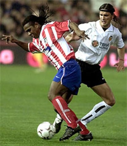 Emerson intercepta un avance de De los Santos.