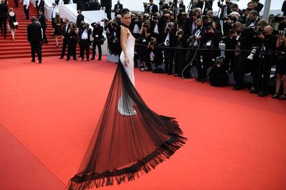 La modelo Bella Hadid a su llegada a la alfombra roja.