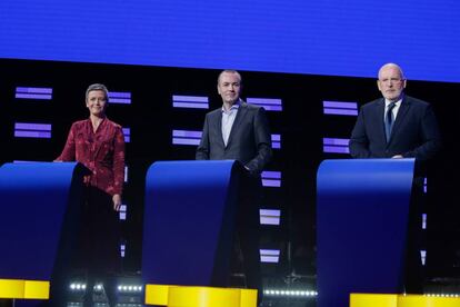 Desde la izquierda, la danesa Margrethe Vestager (de la Alianza de los Liberales y Demócratas por Europa), el alemán Manfred Weber (portavoz del Partido Popular Europeo) y el holandés Frans Timmermans (del Partido Socialista Europeo), esta noche en el debate en el Parlamento Europeo.