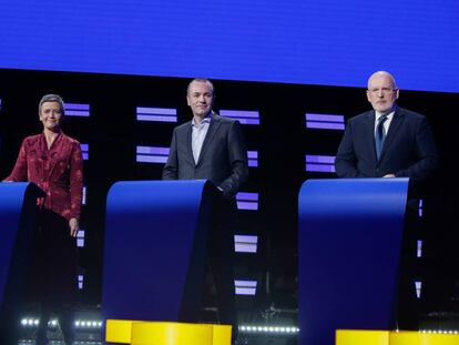 Desde la izquierda, la danesa Margrethe Vestager (de la Alianza de los Liberales y Demócratas por Europa), el alemán Manfred Weber (portavoz del Partido Popular Europeo) y el holandés Frans Timmermans (del Partido Socialista Europeo), esta noche en el debate en el Parlamento Europeo.