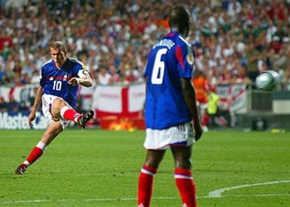 Zidane consigue el primer gol francés en el lanzamiento directo de una falta al borde del área.