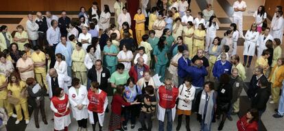 Un centenar de trabajadores sanitarios se concentran en el entrada del Hospital Clínico Universitario, convocados por los sindicatos de la sanidad en Galicia contra el "caos y la improvisación" en la implantación de protocolos por el ébola, así como por la "desinformación y la falta de adiestramiento" contra este virus, esta mañana en Santiago de Compostela.