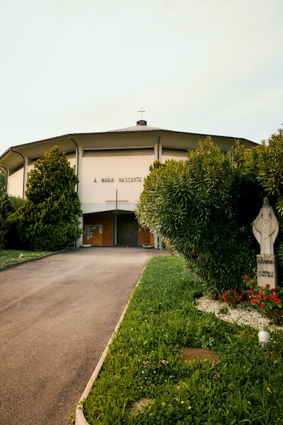 Santa Maria Nascente al QT8.
Pocos visitantes de Milán salen del centro para visitar el QT8, un barrio construido a partir de un planteamiento experimental a propuesta de la Trienal de 1947, la primera después de la Segunda Guerra Mundial. Piero Bottoni, su principal artífice, construyó una emblemática colina sobre los escombros de los edificios destruidos en la contienda. “Fue un barrio popular, una ciudad jardín con la filosofía de una casa para todos, y donde se experimentaron todas las tipologías de vivienda”. Y sus calles ordenadas esconden tesoros como esta iglesia de planta circular obra de Vico Magistretti, que colaboró con el arquitecto  Mario Tedeschi. Geometría, materiales sencillos manejados con poesía y ecología urbanística.