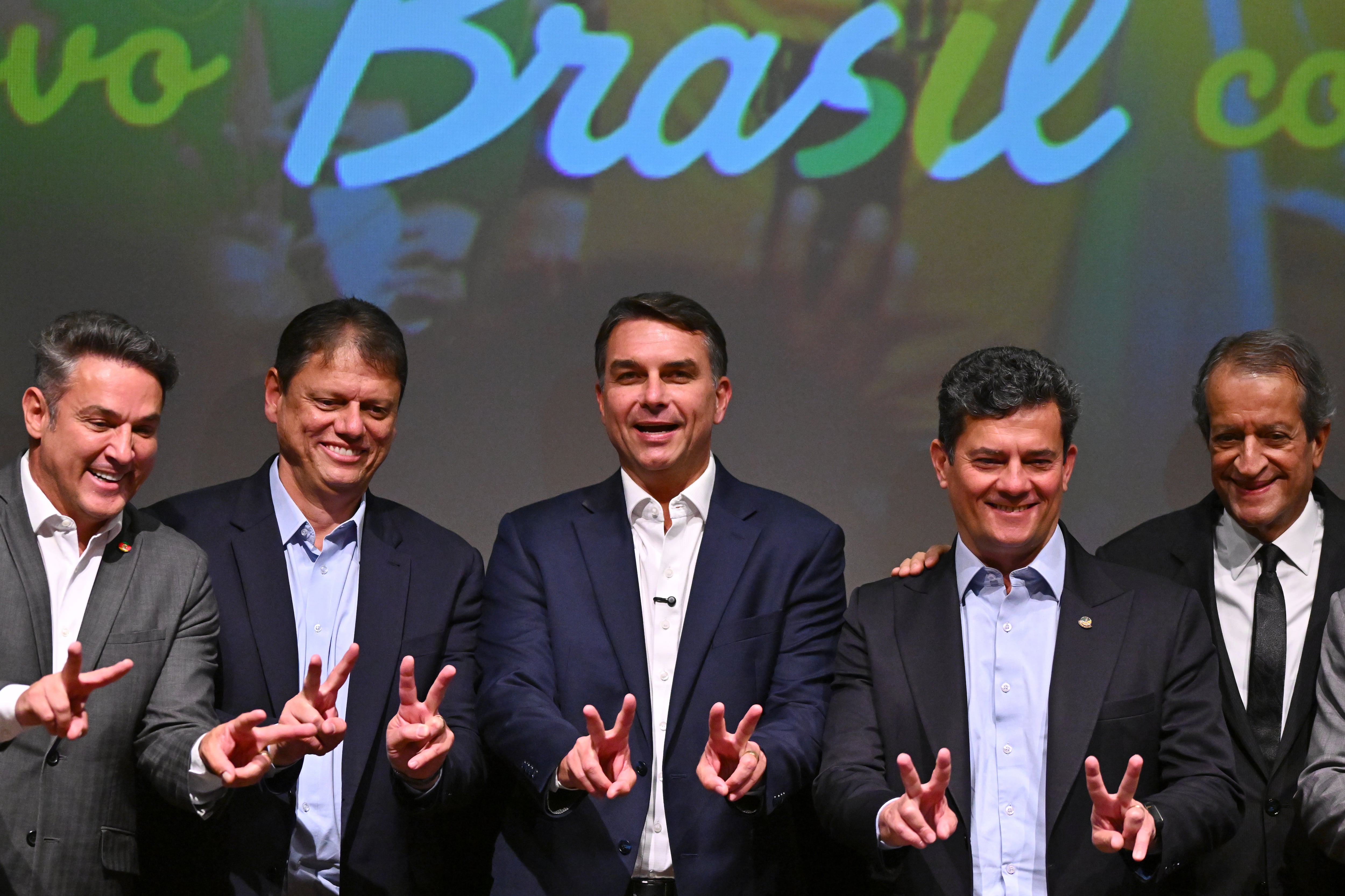Bolsonaro logra el apoyo de tres perdedores y de varios partidos de derechas para la segunda vuelta