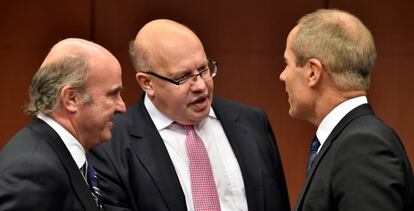 Spanish economy minister Luis de Guindos (l) in Brussels.