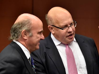 Spanish economy minister Luis de Guindos (l) in Brussels.