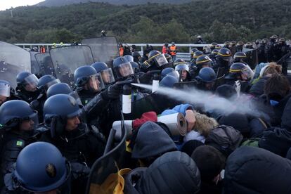 La policia francesa tira gas pebre i va guanyant terreny a la frontera.