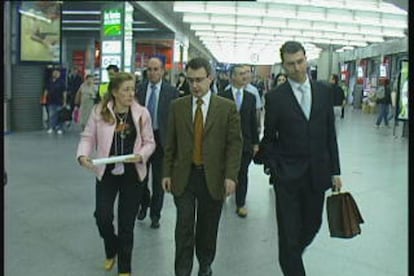 A la izquierda, la fiscal Olga Snchez junto al juez Juan del Olmo, ayer en la estacin de Atocha.