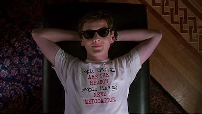 Charlie Bartlett (2007)

Aquí Yelchin interpretando a un pijo de instituto que se convierte en el psiquiatra de sus compañeros cuando empieza a traficar con pastillas con receta para sus colegas. Cantaba, bailaba y protagonizó un film en el que compartía pantalla con Robert Downey Jr.