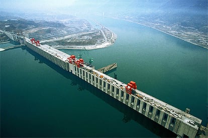 Panorámica de la presa de las Tres Gargantas en Yichang (China) en 2004.