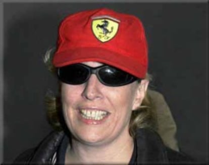 Yvonne Ridley luce una gorra de Ferrari en su llegada a Heathrow, en 2001.