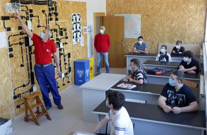 Primer día de clase tras el confinamiento en el centro formativo Otxarkoaga de Bilbao.