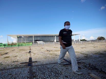 Protesto contra o presidente Jair Bolsonaro em meio à crise do coronavírus, em frente ao Palácio do Planalto em Brasília.