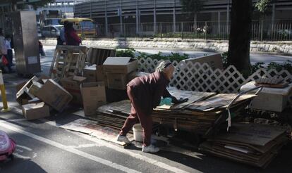 Mujer recolectando cartón en el barrio de Sheung Shui.