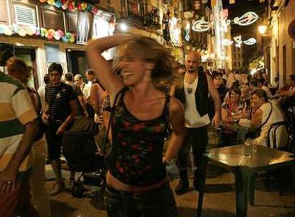 Ambiente en la calle durante las fiestas de la Paloma.