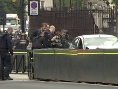 Tres personas han resultado heridas tras ser arrolladas por el vehículo en la capital británica