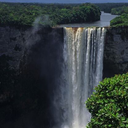 Duplican en altura a las cataratas Victoria, y son cinco veces más altas que las del Niágara, pero poca gente ha oído hablar de las cascadas de Kaieteur, un salto de casi 230 metros de caída en las selvas de Potaro-Siparuni, en Guyana, desconocido país caribeño fronterizo con Surinam, Brasil y Venezuela que los barcos de cruceros suelen incluir en sus travesías por el sur del Caribe.  En Georgetown, la capital, hay algunos ejemplos interesantes dearquitectura victoriana, como la catedral de Saint George. En la foto, la cascada Kaieteur de Guyana. Más información en www.embajadadeguyana.org