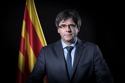 Carles Puigdemont posa con una bandera catalana en Bruselas, el 7 de febrero de 2018.