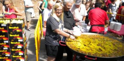 Ana María Pinós Sangonzalo, durante la celebración de una paellada.
