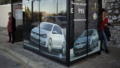 Publicidad de Volkswagen en una marquesina en Gibraltar, el 26 de noviembre de 2015.