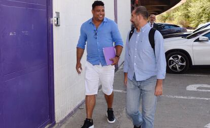 El presidente del Valladolid, Ronaldo (I) a la salida de las oficinas del club.