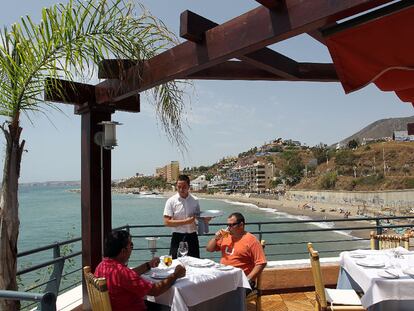 Dos comensales, en el restaurante El Embarcadero, ayer en Benalmádena Costa.