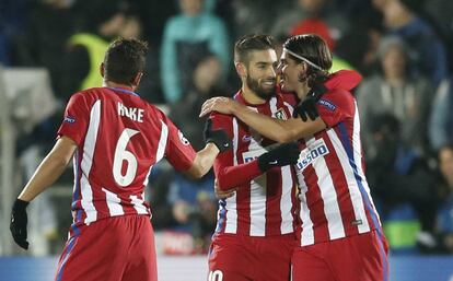 Los jugadores del Atlético de Madrid Koke (i), Yannick Carrasco (c) y Filipe Luis (d) celebran un gol ante el FK Rostov.