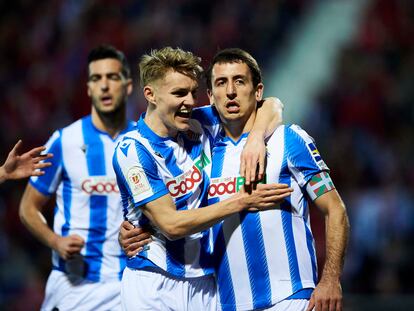 Odegaard celebra con Oyarzabal su gol de penalti.