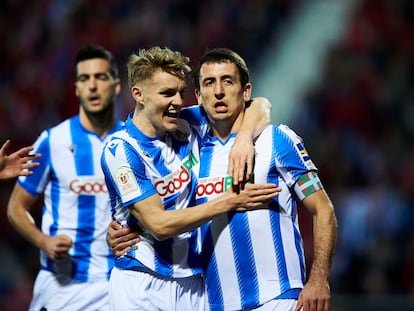 Mikel Oyarzabal y Martin Odegaard celebran un gol de la Real ante el Mirandés