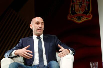 Rubiales durante la presentación de su candidatura en un teatro en Madrid.