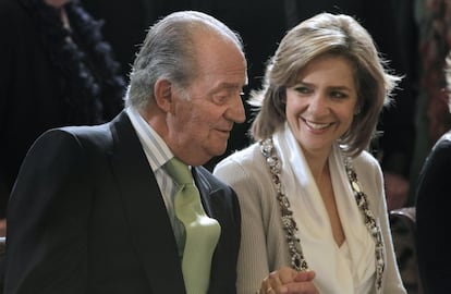El rey Juan Carlos y la infanta Cristina, durante el concierto ofrecido por el Orfeón Donostiarra, que interpretó un variado repertorio internacional de obras clásicas y populares relacionadas con la Navidad, en el palacio Real el 20 de diciembre de 2010.