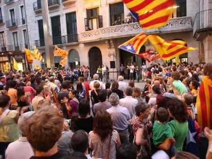 Concentración de ciudadanos frente al ayuntamiento de Girona a favor del actual modelo de inmersión lingüística catalana.