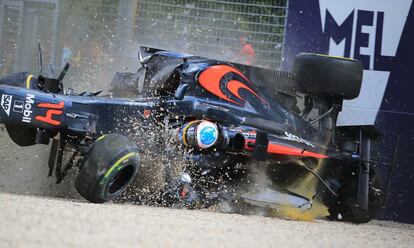 Fernando Alonso se estrella fuertemente durante el Gran Premio de Fórmula Uno australiano en Albert Park el 20 de marzo de 2016 en Melbourne (Australia).