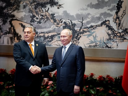 El primer ministro húngaro, Viktor Orban (izquierda), y el presidente ruso, Vladímir Putin, se dan este martes la mano durante una reunión bilateral en los márgenes de la cumbre sobre la Nueva Ruta de la Seda que se celebra en Pekín.
