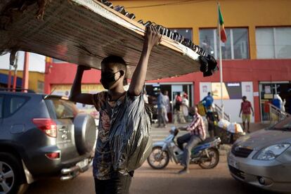 Mali. Un niño vende gafas y mascarillas por las calles de Bamako, la capital, el 26 de marzo de 2020. El precio de las mascarillas, los guantes y el gel desinfectante ha aumentado mucho desde que se detectó el primer caso de coronavirus en el país. Mali no ha aplicado aún ningún periodo de cuarentena y tampoco suspendió las elecciones presidenciales del domingo 29 de marzo.