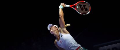 Kerber sirve durante un partido del Masters de Singapur.