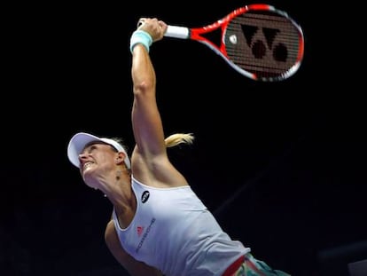 Kerber sirve durante un partido del Masters de Singapur.