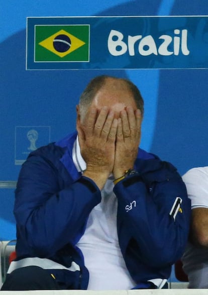 El seleccionador de Brasil Luiz Felipe Scolari se lamenta en el banquillo. 
