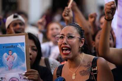 Una mujer pide justicia por Camila Gómez en una protesta en Taxco.