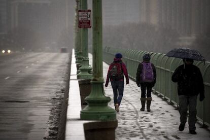 La nieve se empieza a acumular en el puente Francis Scott Key en Georgetown (Washington).