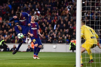 El portero del Leganés, Pichu Cuellar se prepara para bloquear un disparo a gol del defensa del Barcelona, Gerard Piqué.