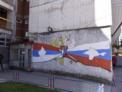 Un mural dice “Kosovo es Serbia; Crimea es Rusia”, en Mitrovica, una región kosovar con mayoría de población serbia.