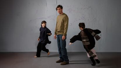 Toby Schmitz (centro), en una imagen promocional de la adaptación teatral de 'El duelo es esa cosa con alas', de Simon Phillips, Nick Schlieper y Schmitz, a partir de la obra de Max Porter.