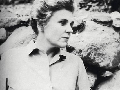 Elizabeth Bishop, fotografada aos 43 anos na fazenda Samambaia. 