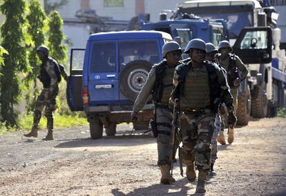 Tropas del ejército de Malí toman posiciones cerca del Hotel Radisson Blu en Bamako (Malí), durante la toma de rehenes por unos diez yihadistas.