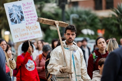 Un manifestante con un epi y un cepillo participa en la marcha.