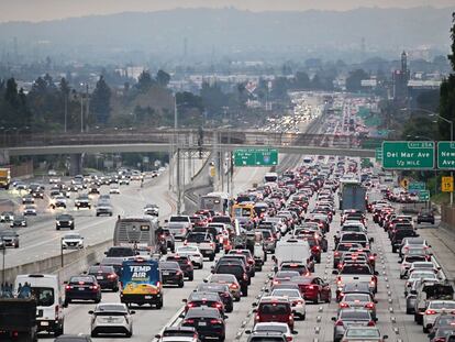 Tráfico en una autopista de Los Ángeles (California).