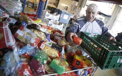 Una persona clasifica comida en el Banco de Alimentos de Gipuzkoa.