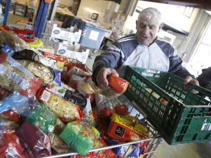 Una persona clasifica comida en el Banco de Alimentos de Gipuzkoa.