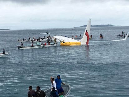 La tripulación y los pasajeros que viajaban a bordo de un avión de la compañía aérea Air Niugini han salido ilesos tras sufrir un accidente poco después de despegar de un aeropuerto de Micronesia. En la imagen, los pasajeros del avión son evacuados en botes tras el accidente.
